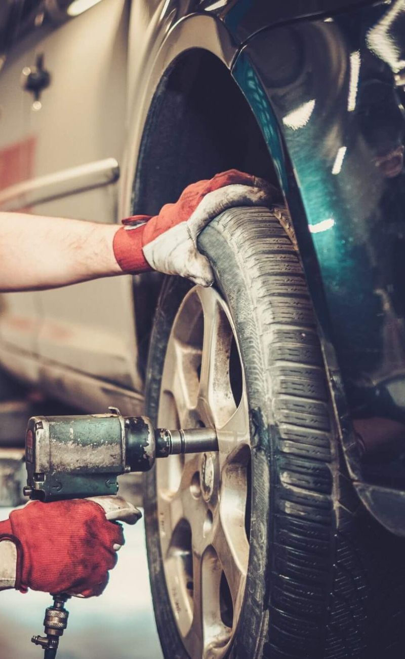 professional-car-mechanic-changing-car-wheel-in-au-P8FRMQ5-1-r3l3h0tdw58hr8380fd2a1qgqt13lboryrazviacaw